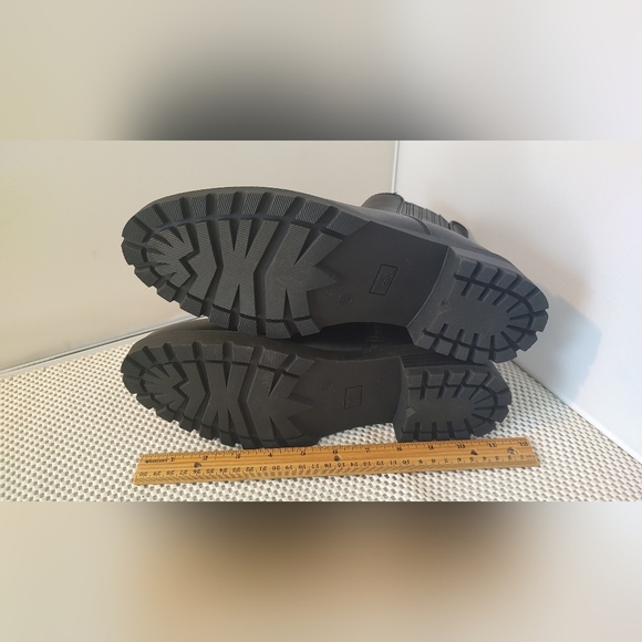 Time and Tru Women's Size 11W Lug Chelsea Boots Black - Picture 4 of 4